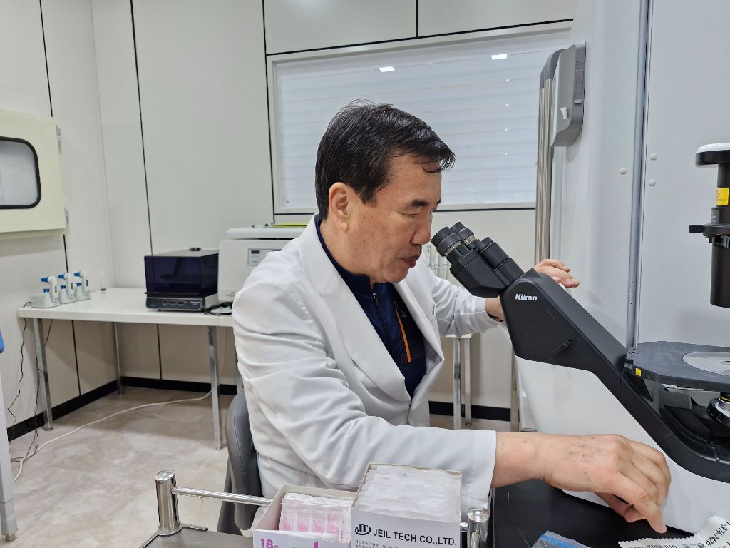 현미경 분석 장면